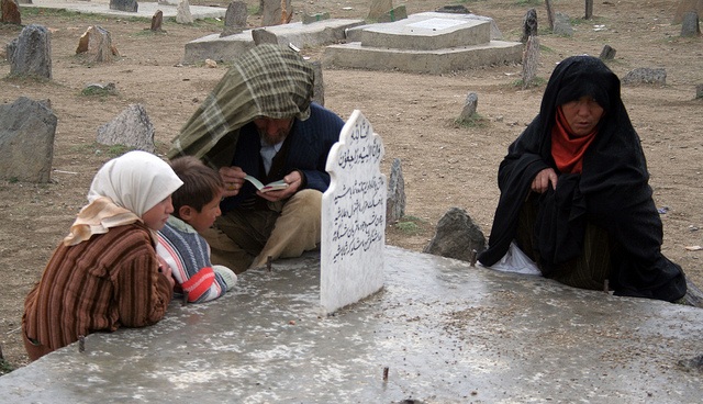 Afghan family at a grave - Flickr.com