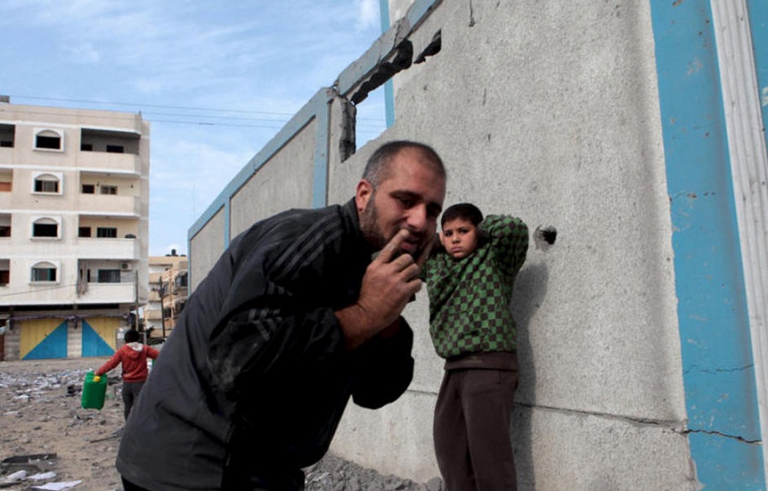 Scared littl boy in Gaza - Electronic Intifada